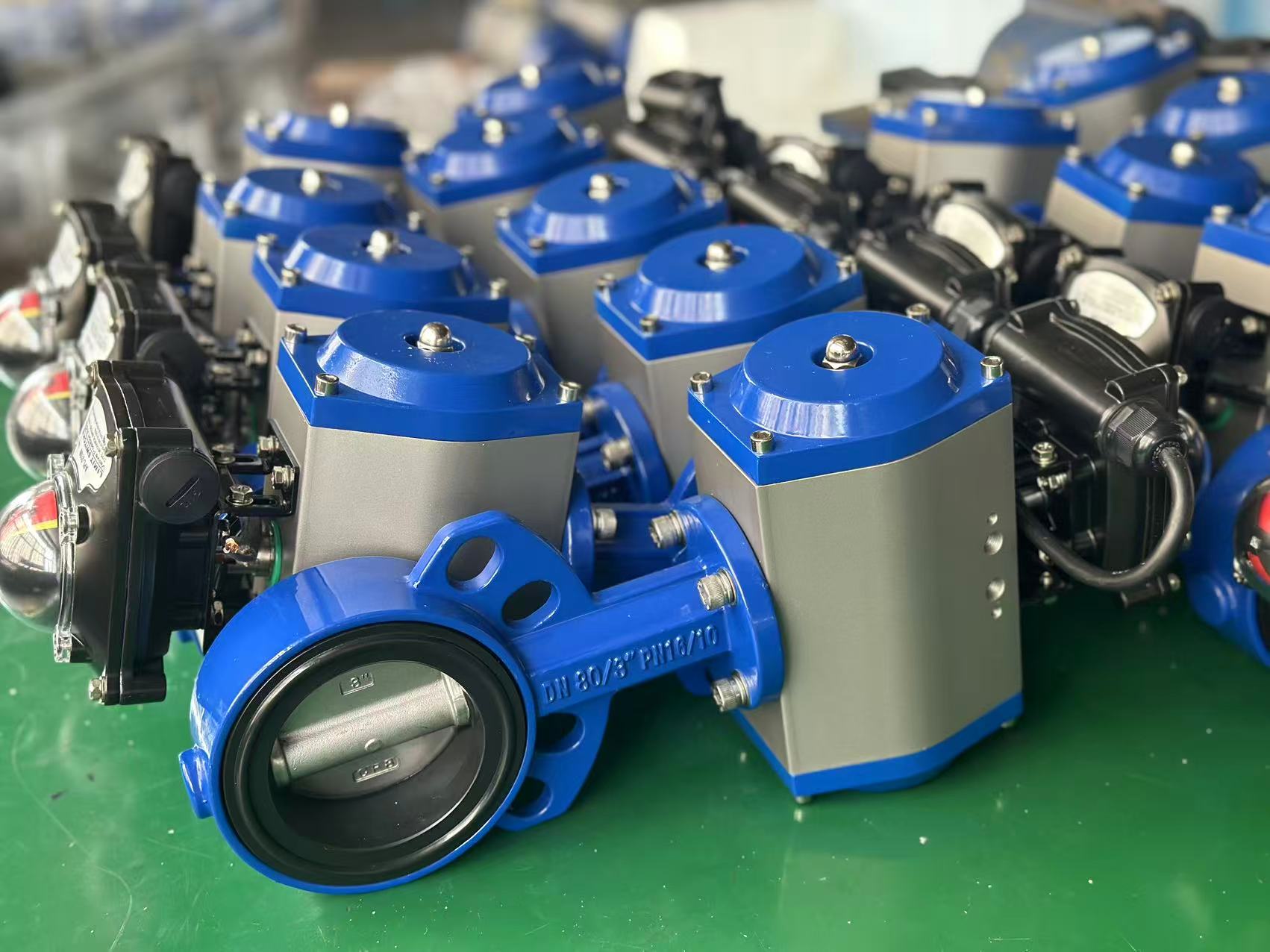 Anti-condensation butterfly valve for HVAC chilled water systems